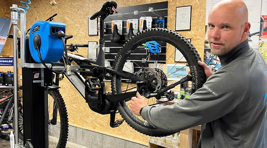 Mechaniker für E-Bike Pannen am Edersee bei Fahrradhaus Jähn